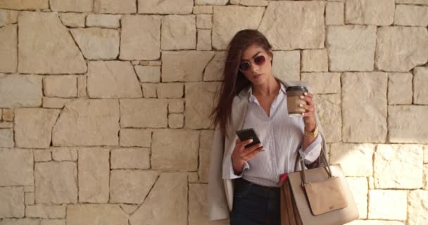 Giovane donna d'affari con smart phone e caffè in città — Video Stock