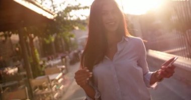 Şehirde öğle yemeği arası veren mutlu iş kadını.