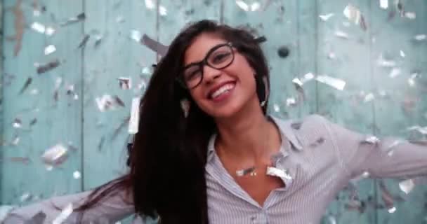 Ung affärskvinna med glasögon som firar utomhus med konfetti — Stockvideo