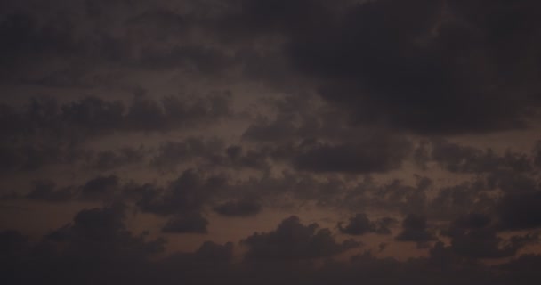 Formation dramatique de nuages sur le ciel après le coucher du soleil — Video