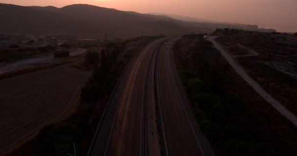 Pájaros vista de los coches que se mueven en la autopista al amanecer — Vídeo de stock