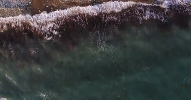 Widok z lotu ptaka na fale morskie miażdżące brzeg morza — Wideo stockowe