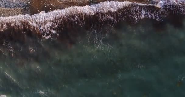 Vista aérea de las olas del mar aplastamiento en la orilla del mar — Vídeos de Stock