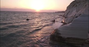 Gün batımında deniz kenarındaki kaya oluşumlarının hava görüntüsü