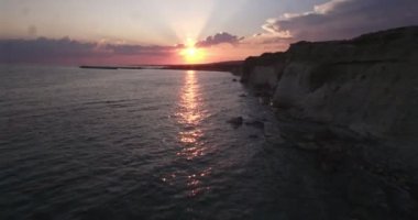 Gün batımında deniz kayası oluşumlarına kuşların bakış açısı