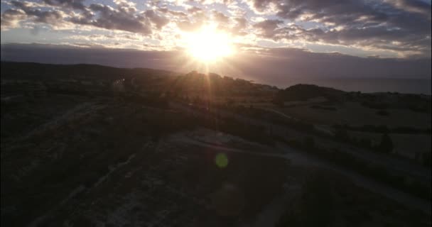 Drohnen-Ansicht der Landstraße bei Sonnenuntergang — Stockvideo
