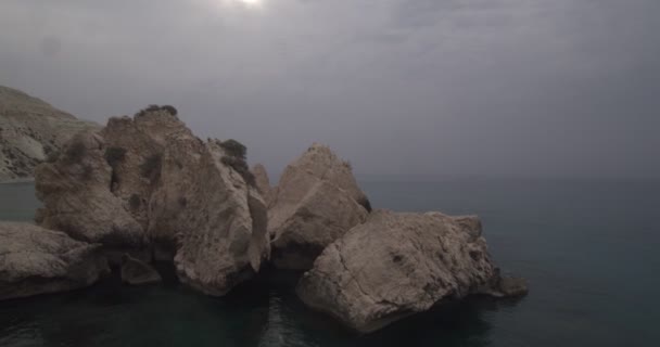 Drone vista de rocas blancas en aguas turquesas del mar — Vídeos de Stock