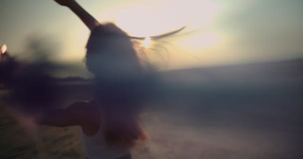 Mladá žena s kouřovými bombami slaví na hudebním festivalu Coachella — Stock video
