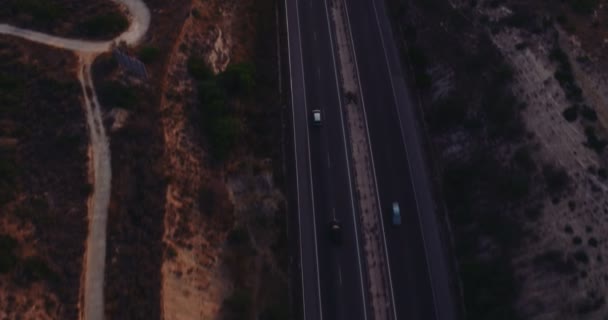 Vista aérea da estrada do país da estrada que passa pela cidade — Vídeo de Stock