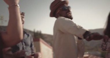 Arkadaşlar dağ kulübesinde dans ediyor ve eğleniyorlar.