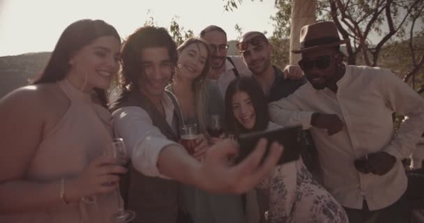 Multi-etnikai barátok ünneplik és szelfiket készítenek a hagyományos hegyi házban — Stock videók