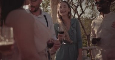 Akdeniz kırsal kesimlerinde içki içip dans eden çok ırklı arkadaşlar.