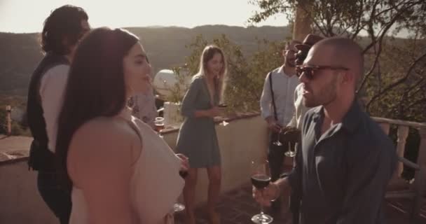 Multietničtí přátelé slaví a tančí na venkovské terase party — Stock video