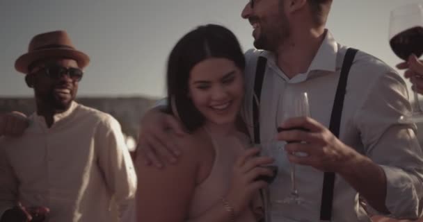 Φίλοι πίνουν κρασί και διασκεδάζουν στο μεσογειακό εξοχικό τους πάρτι — Αρχείο Βίντεο