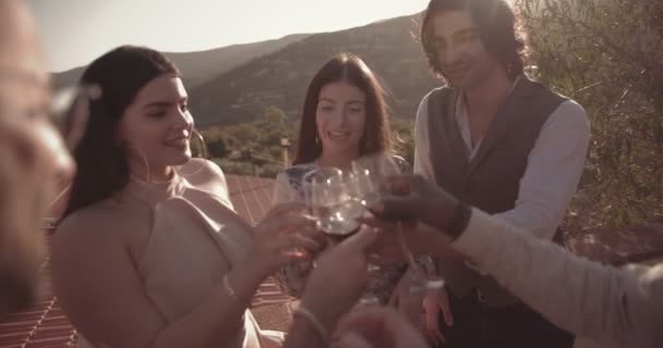 Amigos elegantes fazendo um brinde no pátio da casa da aldeia mediterrânea — Vídeo de Stock