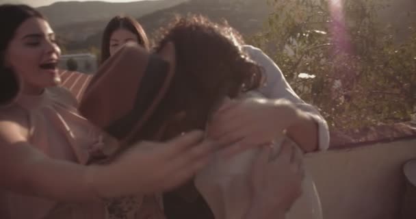Multiethnische Menschen amüsieren sich und gratulieren Freund auf rustikaler Party — Stockvideo
