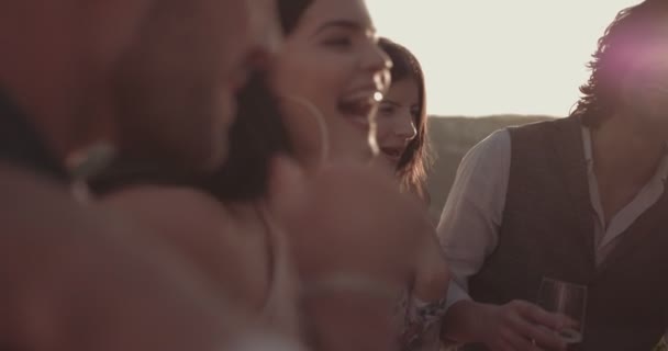 Jóvenes amigos divirtiéndose en fiesta de pueblo de montaña rústica — Vídeos de Stock