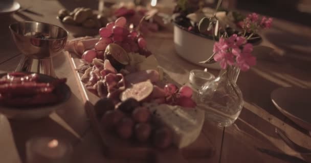Traditionele mediterrane eettafel met Franse kaas en fruitschotels — Stockvideo