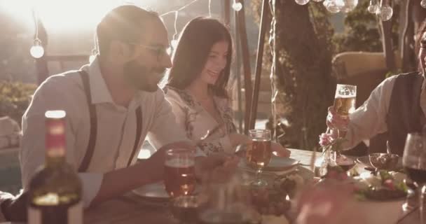 Vänner och par äter medelhavslunch på rustik fjällstuga — Stockvideo
