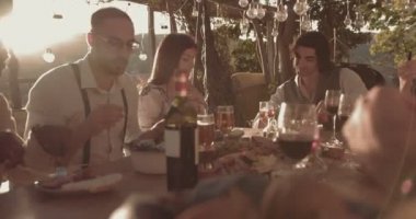Genç çoklu etnik arkadaşlar köy kırsal restoranında öğle yemeği yiyorlar.