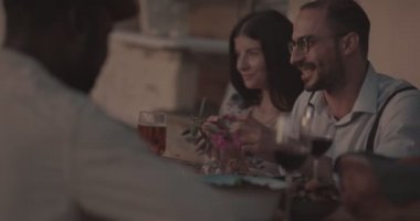 Genç çoklu etnik arkadaşlar köy restoranında eğleniyor.