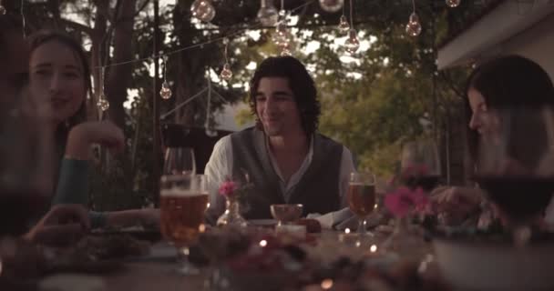 Mladí šťastní přátelé na tradiční hostině ve středomořské vesnici — Stock video