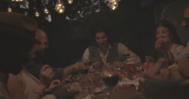 Fiatal, többnemzetiségű barátok szórakoznak a mediterrán vacsorapartin — Stock videók