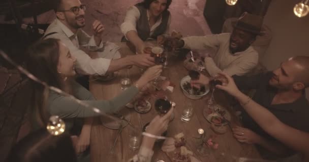 Jeunes amis multi-ethniques trinquant à un élégant dîner rustique — Video