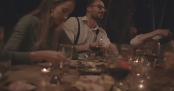 Barátok szórakozás rusztikus vacsora party mediterrán faluban — Stock videók