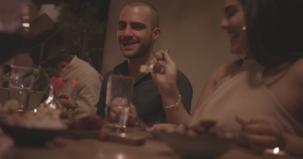 Романтичная женщина кормит парня на элегантном званом ужине с друзьями — стоковое видео