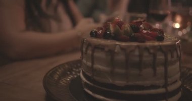 Zarif yemek masasında meyveli gurme tatlı pastası.