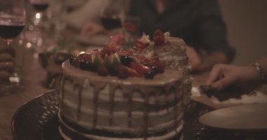 Yemekte gurme pastası kesen bir kadının yakın çekimi.