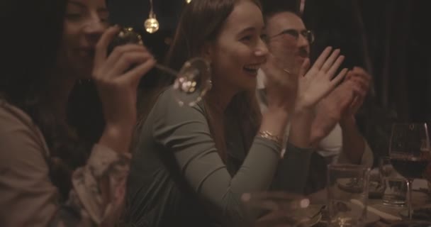 Jovens amigos comemorando, comendo e bebendo no jantar rústico — Vídeo de Stock