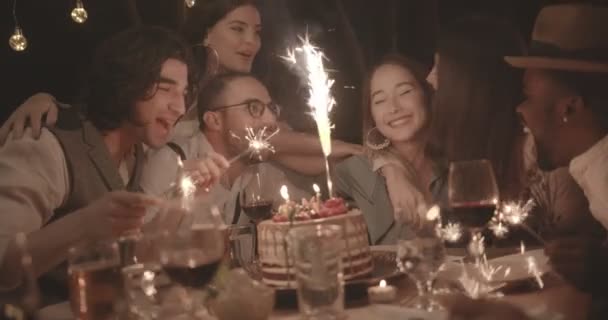 Mulher comemorando aniversário com amigos multi-étnicos na festa rústica elegante — Vídeo de Stock