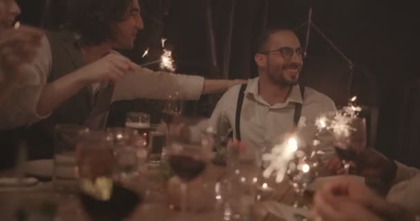 Jovens amigos multi-étnicos comemorando o aniversário dos homens no jantar gourmet — Vídeo de Stock