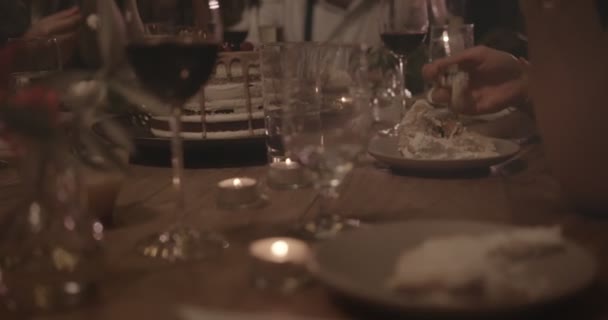 Primo piano di amici che mangiano torta gourmet alla cena rustica — Video Stock