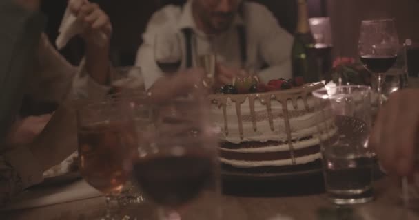 People eating dessert cake with fruit at countryside dinner party — Stock Video