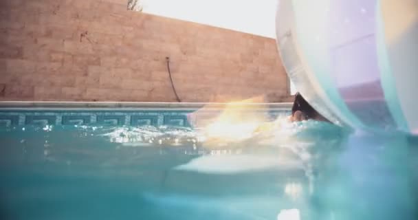 Ung pojke med glasögon simmar i poolen på sommaren — Stockvideo