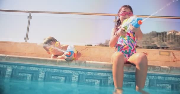 Garçon et fille jouer avec des pistolets à eau près de la piscine — Video