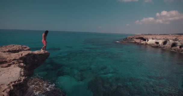 Jovem mergulhando do penhasco na ilha tropical água do mar — Vídeo de Stock