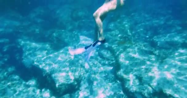 海で泳いでいる間に水中の女性の足のクローズアップ — ストック動画
