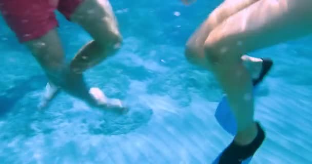 若いカップルの足と手のクローズアップ水中 — ストック動画