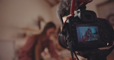 Kadın vlogger pasta pişiriyor ve kameraya video kaydediyor