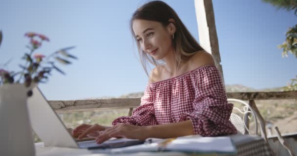 Fiatal szabadúszó nő dolgozik laptop otthon — Stock videók