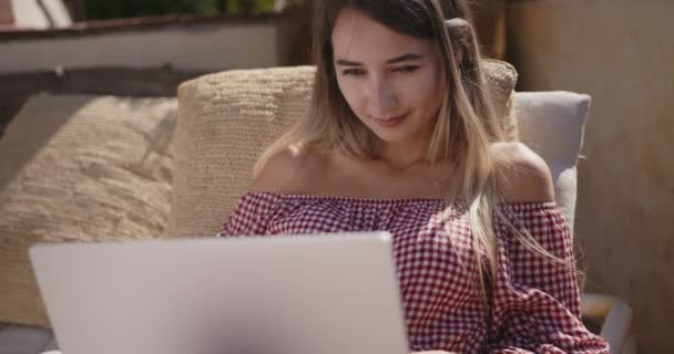 Jovem empresária mulher relaxante ao ar livre e trabalhando no laptop — Vídeo de Stock