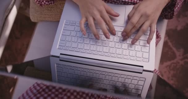 ラップトップを使用してキーボードを入力する女性の手のクローズアップ — ストック動画