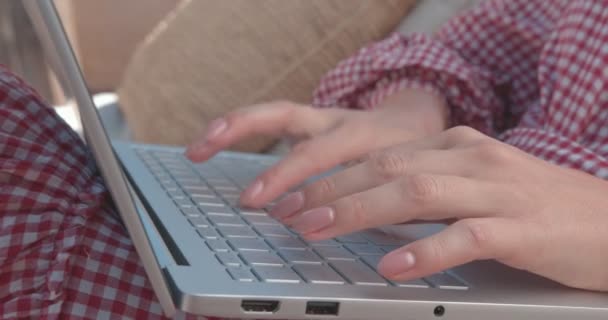 Laptop klavyesinde yazı yazan modaya uygun kadınların yakın çekim görüntüleri. — Stok video