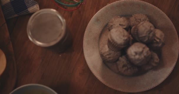 Ferramentas de cozinha e ingredientes de cozimento para torta na mesa rústica — Vídeo de Stock