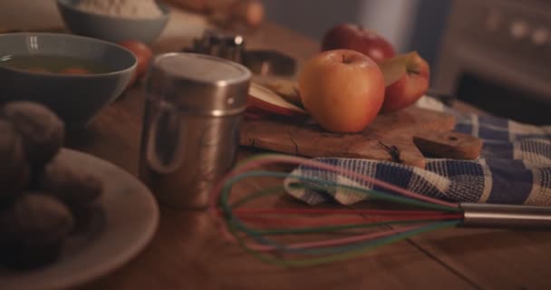 Mesa com utensílios de cozinha e ingredientes de cozimento para receita de pastelaria — Vídeo de Stock