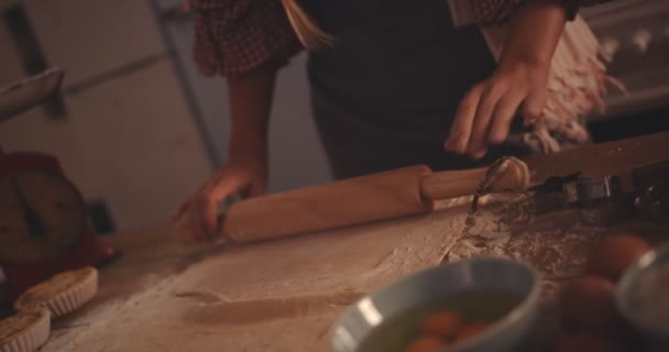 Женщина катит тесто для домашнего пирога на кухонном столе — стоковое видео
